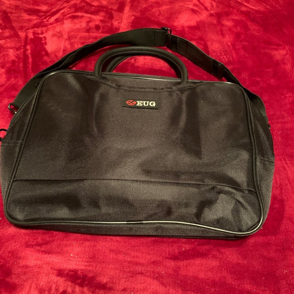 Small  laptop or ipad or portable projector bag